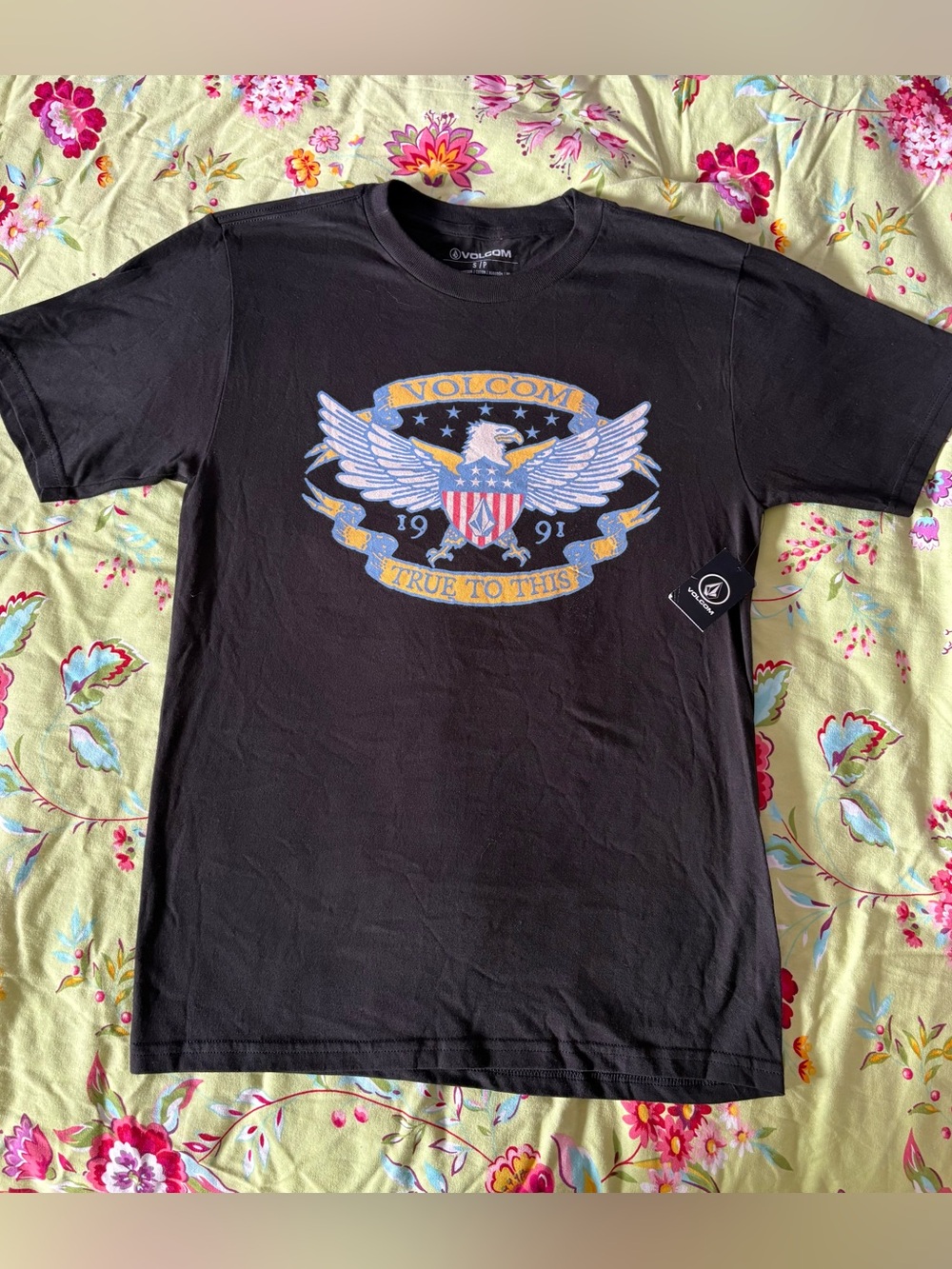 Volcom NWT Eagle & Shield True To This graphic black tee small 26x18